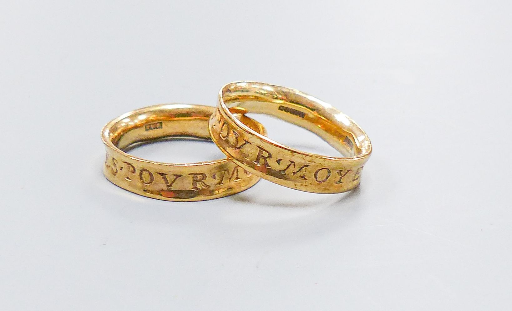 Two modern 9ct gold bands, with latin inscription, both N/O, 8.3 grams.